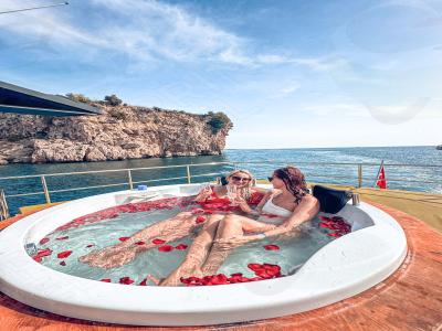  Private Yacht Tour with Jacuzzi