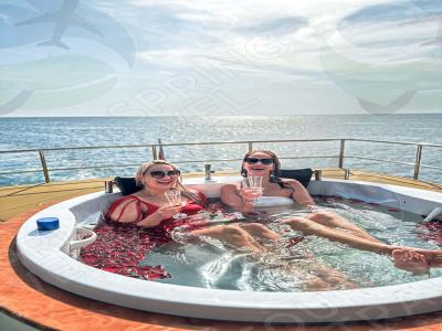  Private Yacht Tour with Jacuzzi